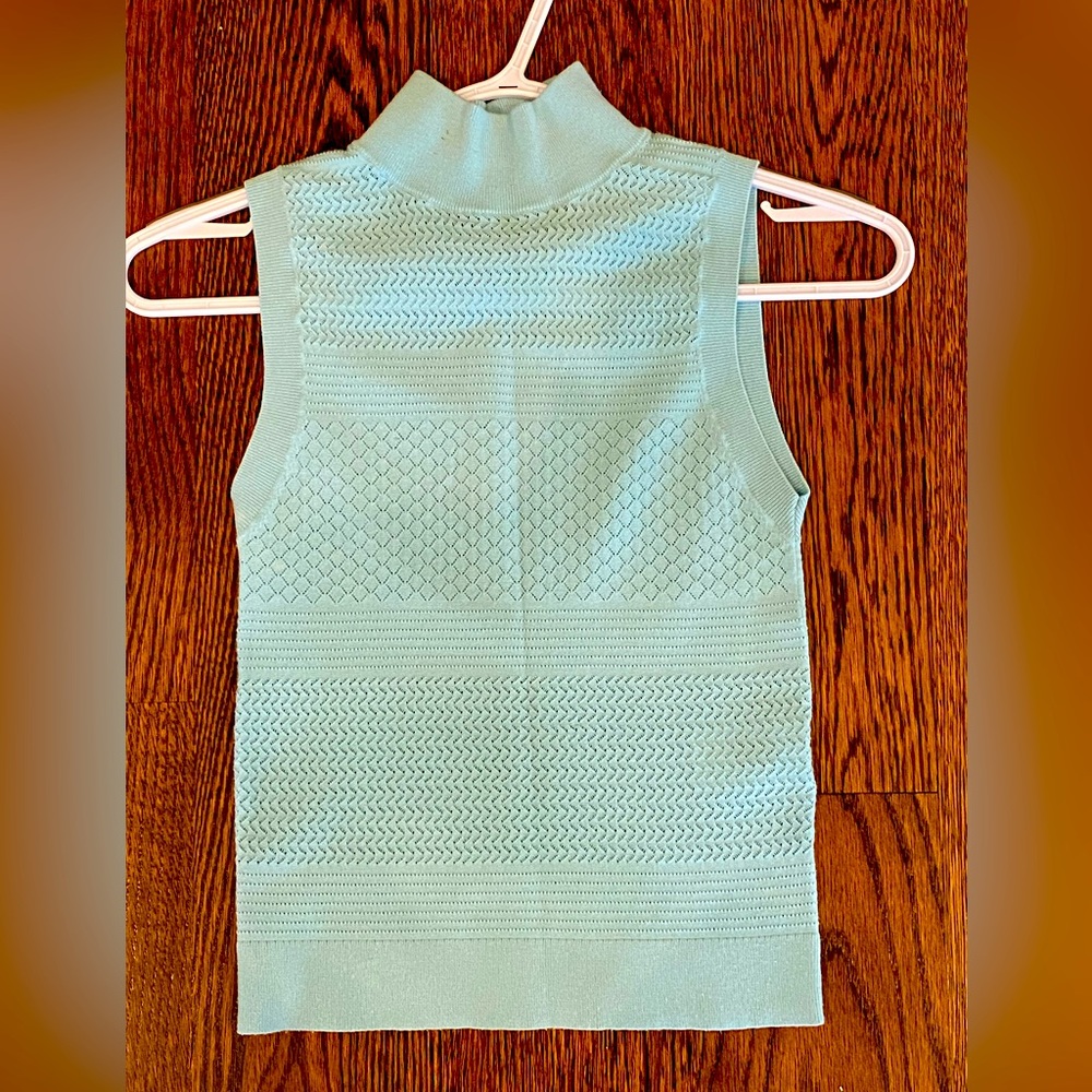 Alice and Olivia lightweight, sleeveless mock turtleneck. Excellent condition.